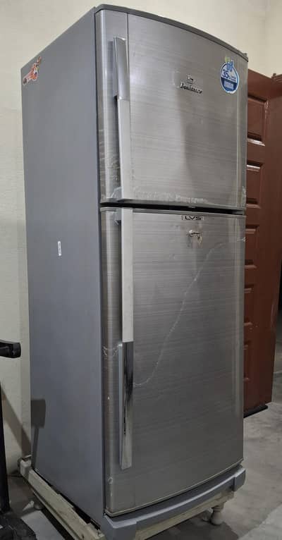 Dawlance refrigerator lvs 9175 medium size only 3 years used. only 97w