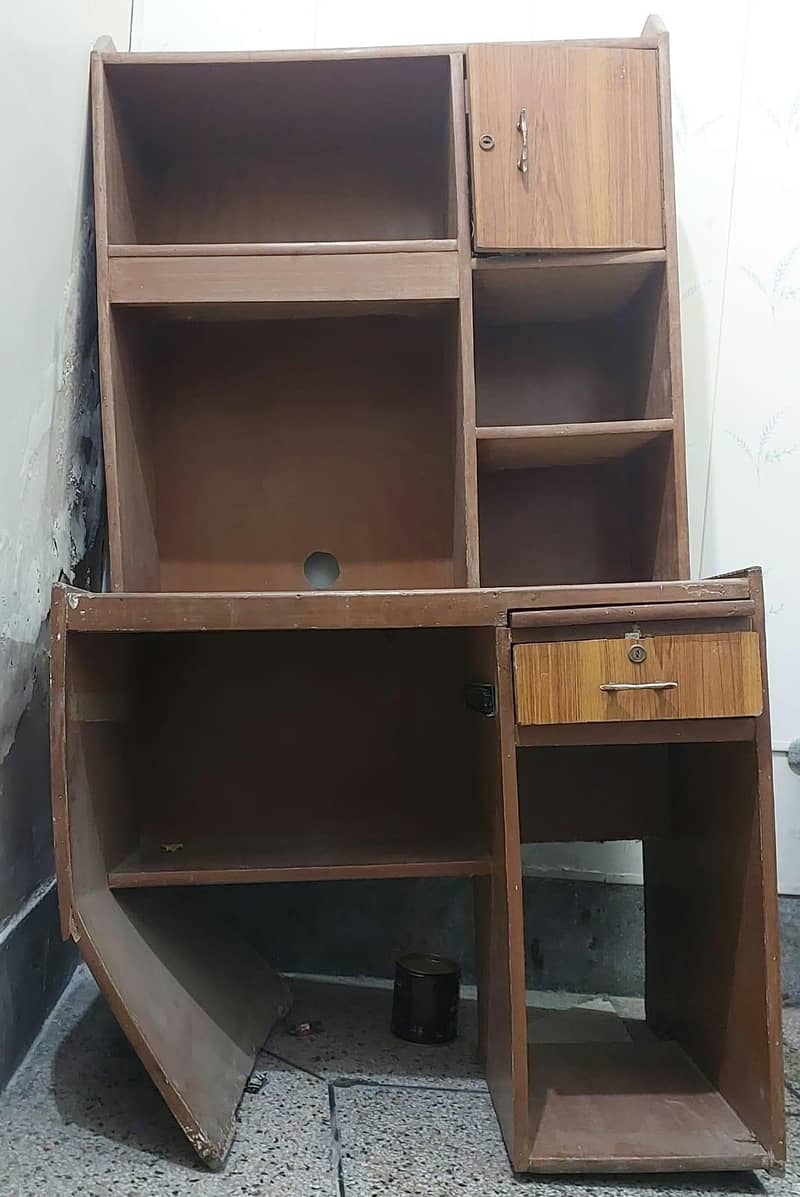 Computer / Study table (need repair) 0