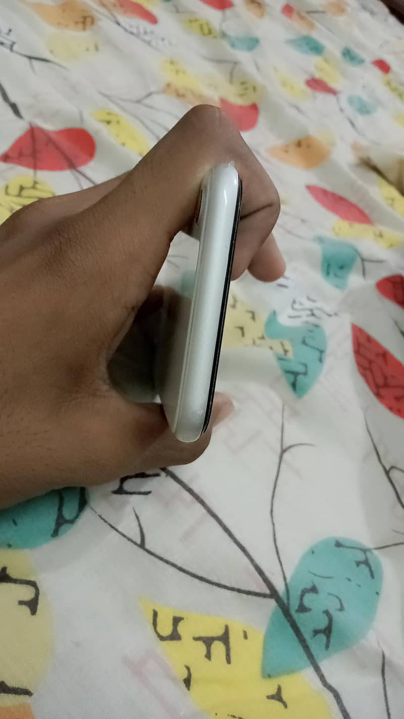 IPHONE SE 2 GENERATION 4