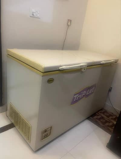 deep freezer with excellent condition 10/10. chill cooling.