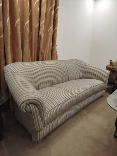 Solid sofa set in good condition
