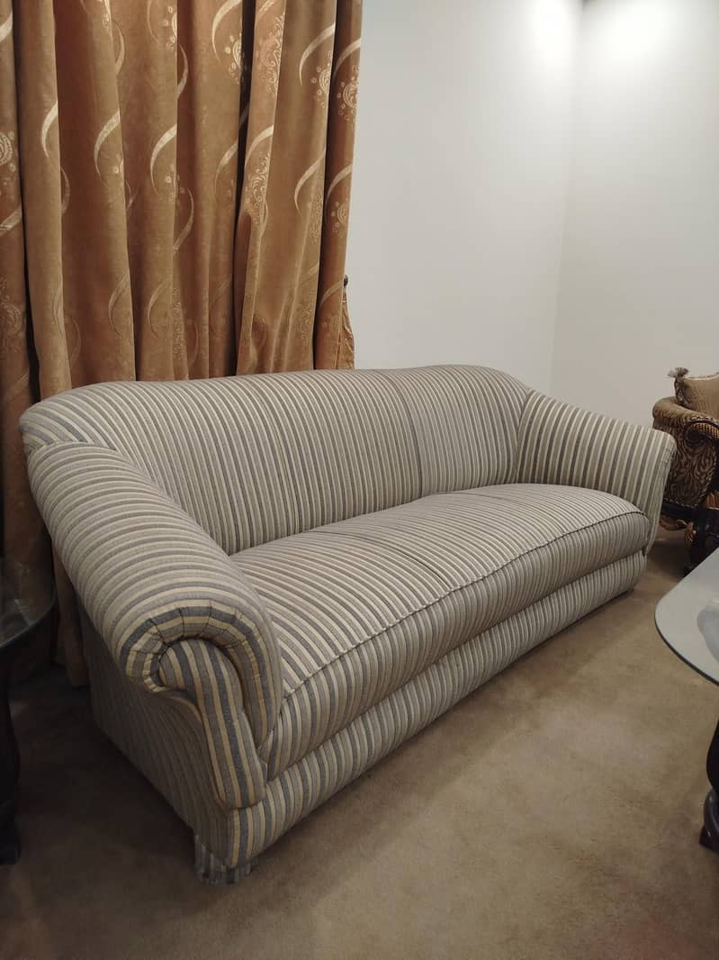 Solid sofa set in good condition 0