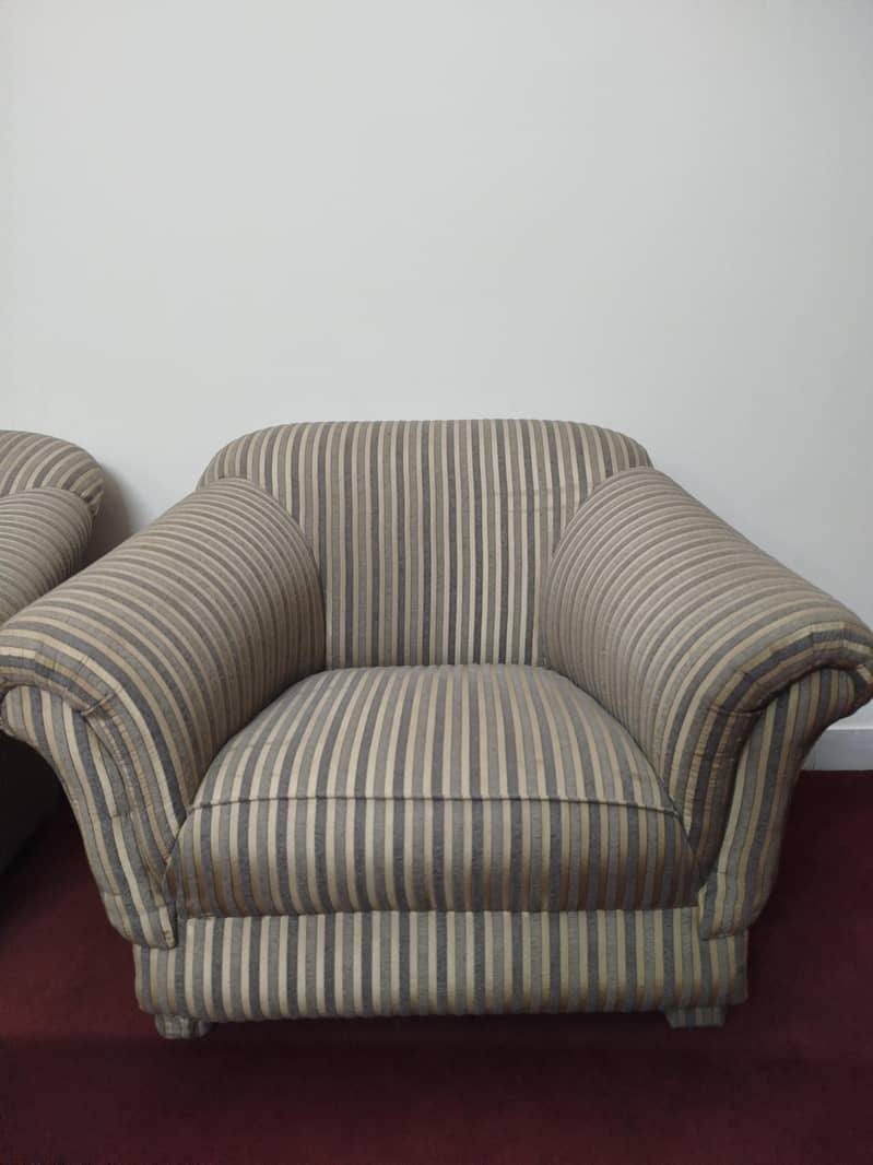 Solid sofa set in good condition 1