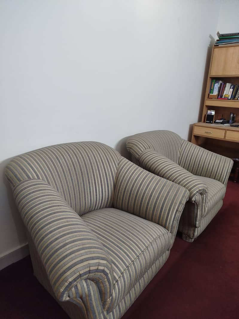 Solid sofa set in good condition 4
