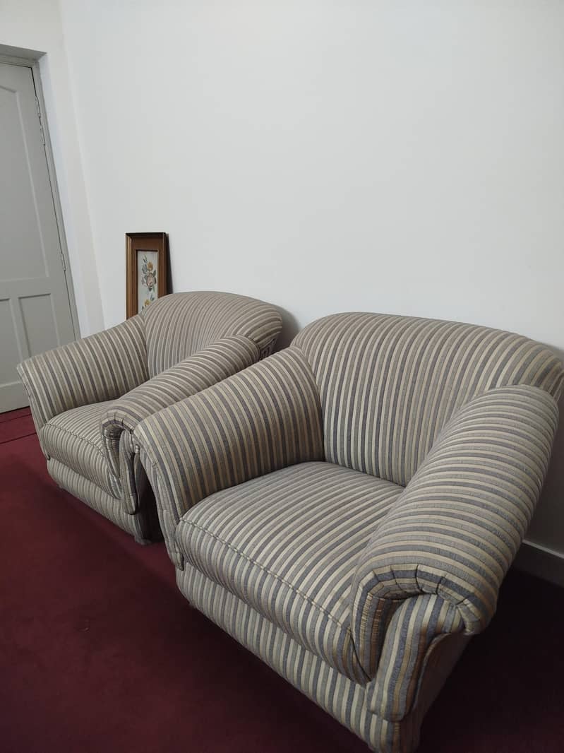 Solid sofa set in good condition 5