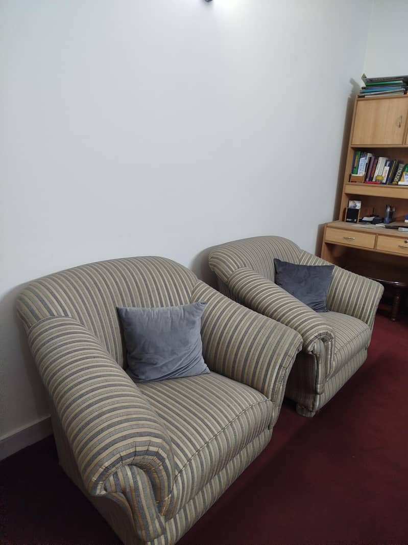 Solid sofa set in good condition 6