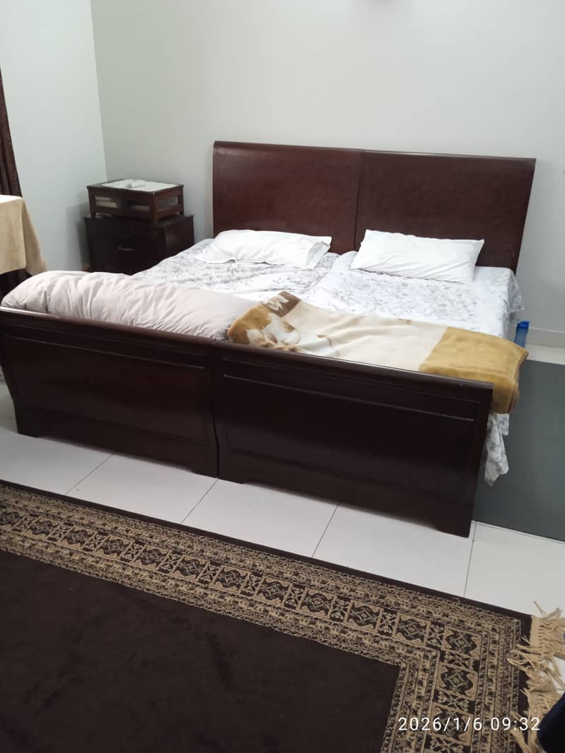 2 beds with 2 Side tables 1