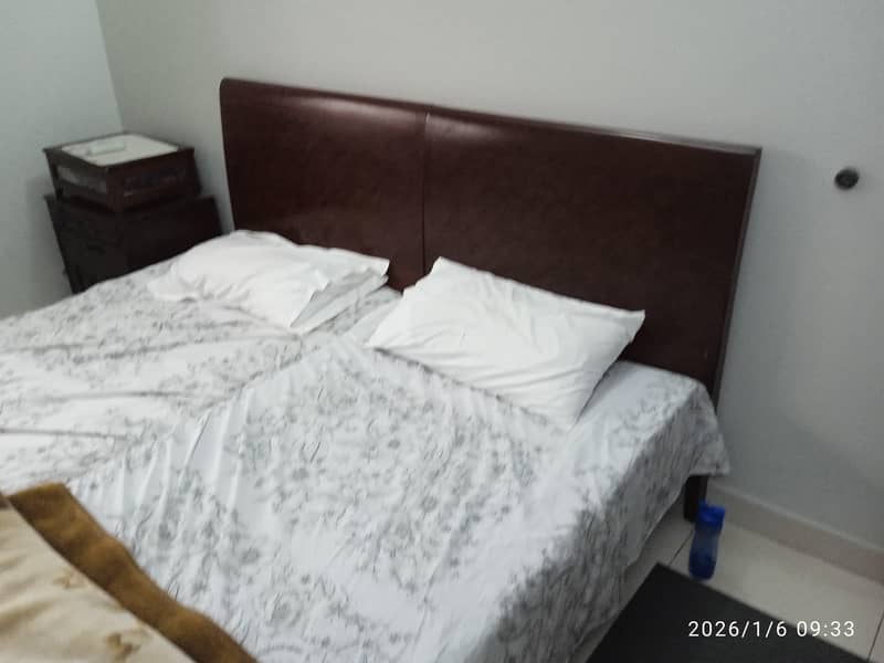 2 beds with 2 Side tables 2