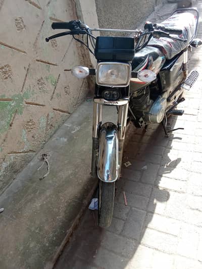 urgent sale Honda CG 125. . . 0319.28857. 16. . exchange with 70 cc
