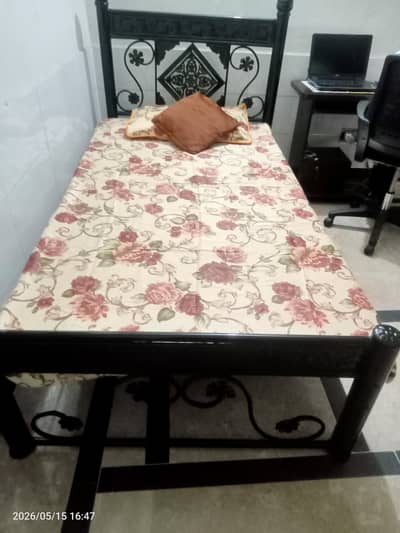 single iron bed  with new mattress in very good condition