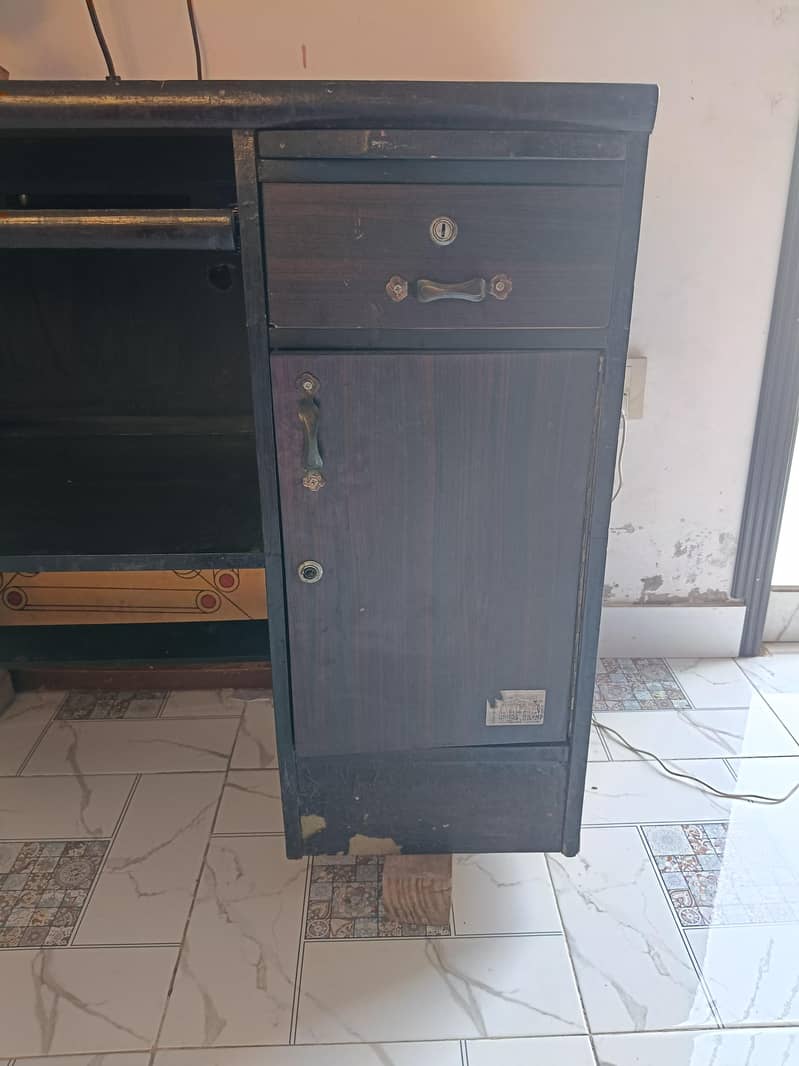 Computer table 0