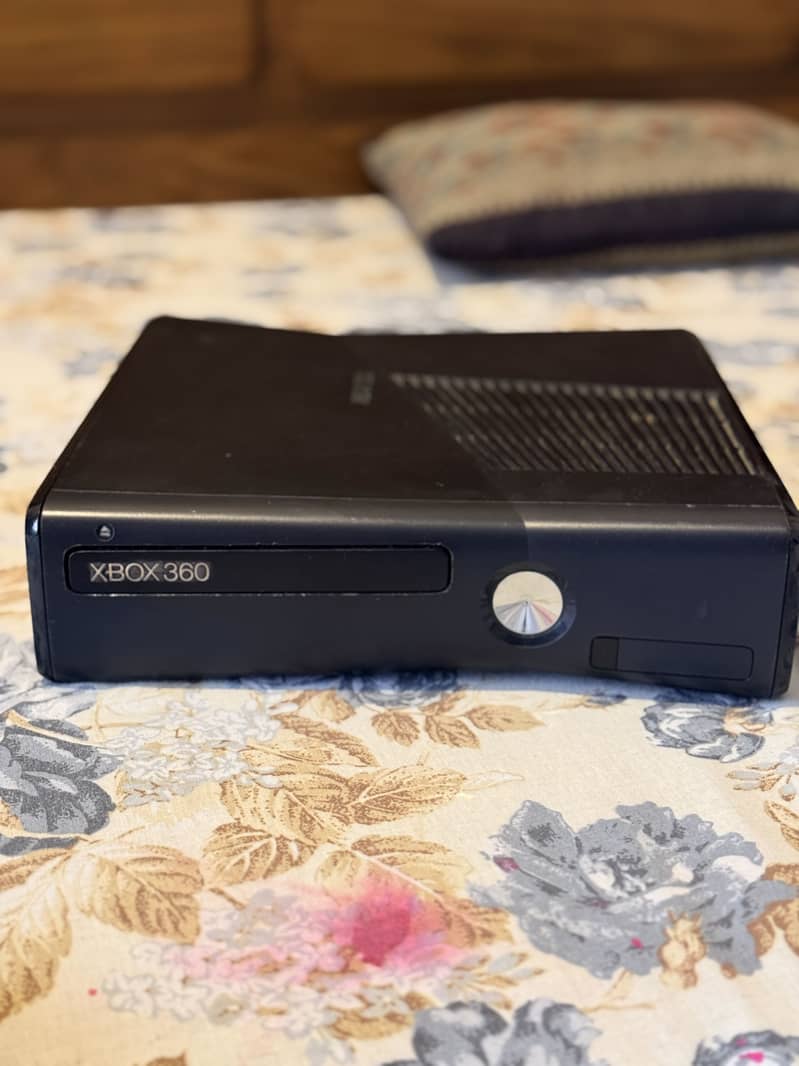 Xbox 360 with controller + games cds 1