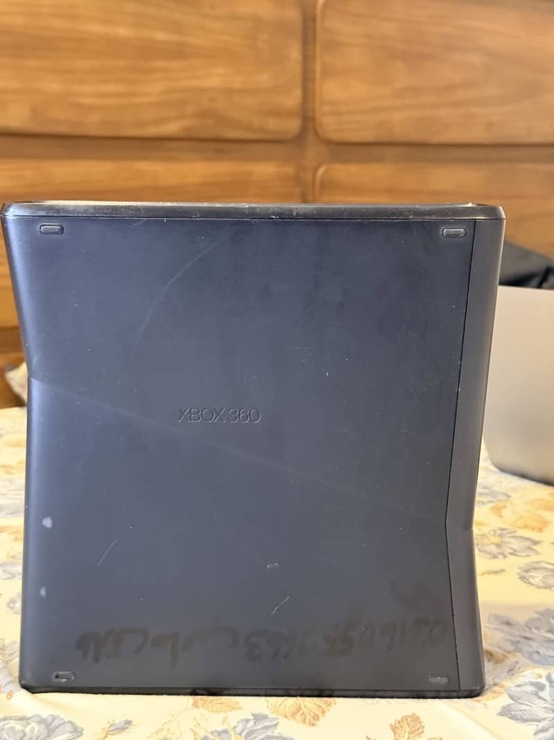 Xbox 360 with controller + games cds 4