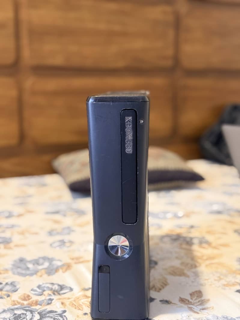 Xbox 360 with controller + games cds 6