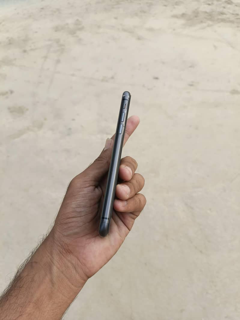 iPhone 11 4