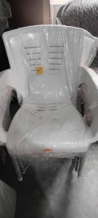 5 chairs bilkul new condition or 1 table