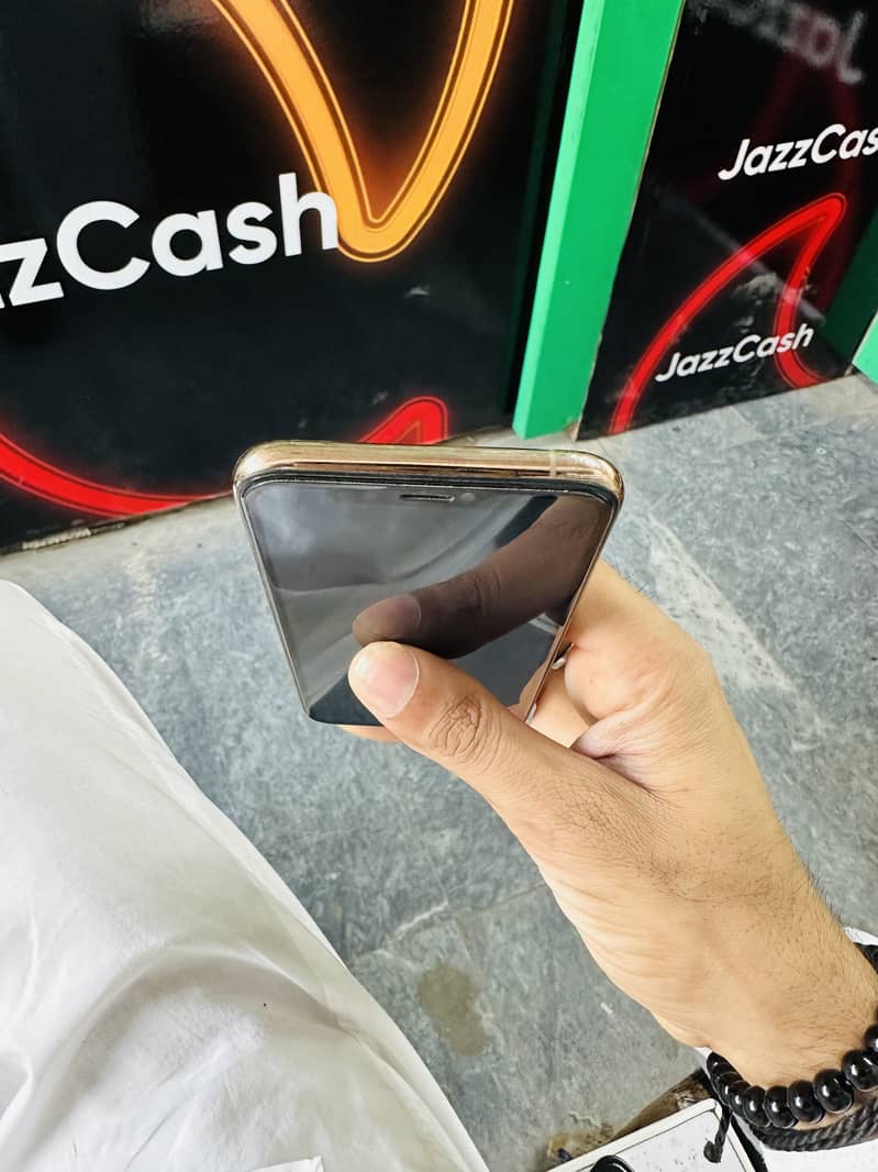 iPhone 11 Pro 1