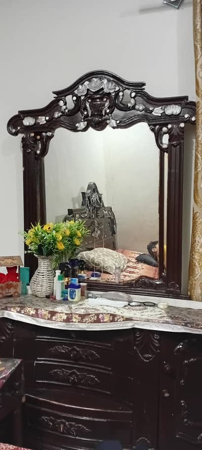 dreesing mirror payment ki zarurat ki waja sa sale kr raha ha