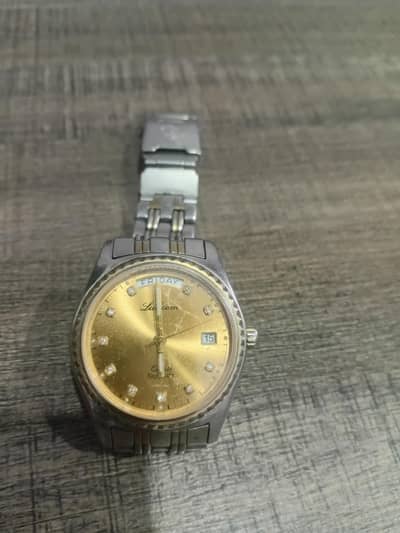 lukoom brand watch day and date golden dial oregnal watch