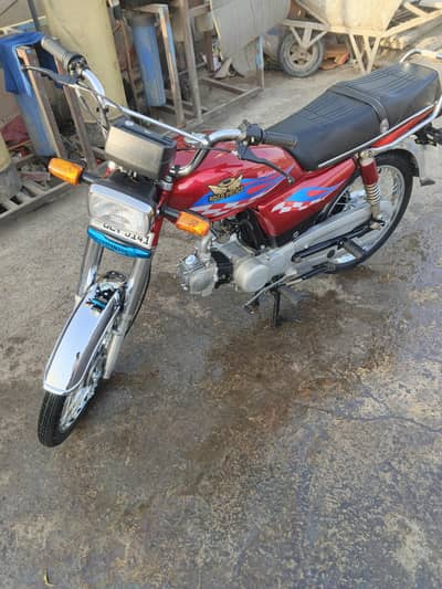 bilkul lush condition boht km use hui ha Shok sa tiyar krwa k rakhi ha