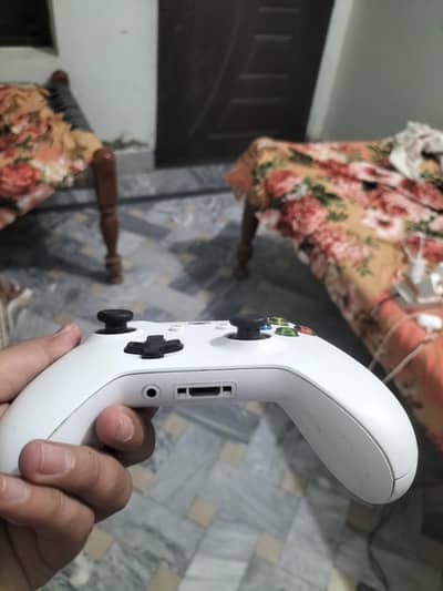 Xbox one s.