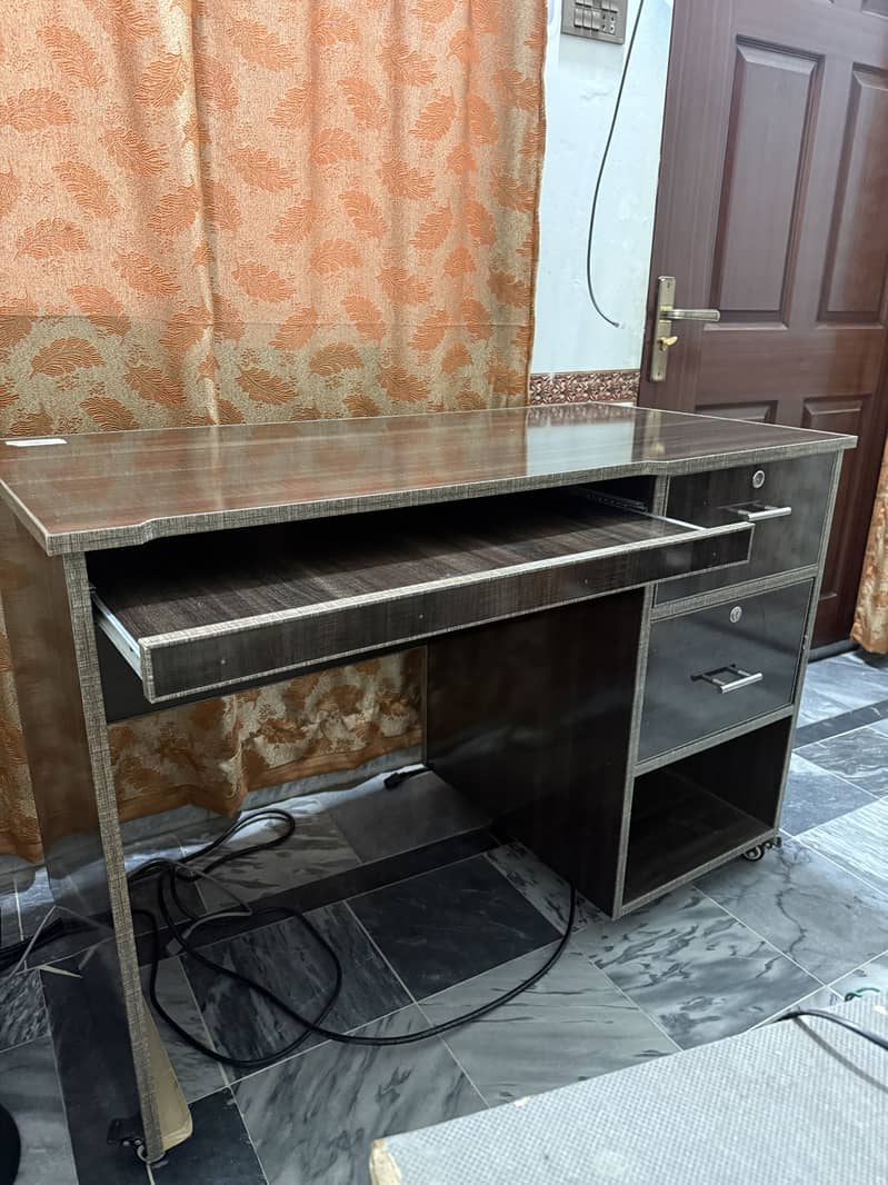 Computer Gaming Table 2