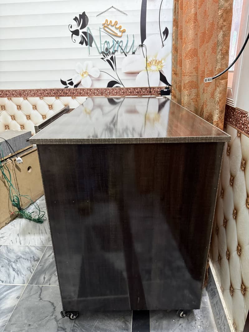 Computer Gaming Table 5