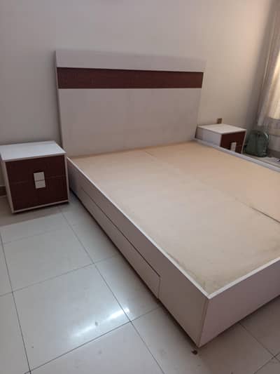 double bed / queen bed/ drawers