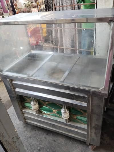 hotel ka Saman jis Mai salan ka tiya or steel tandoor