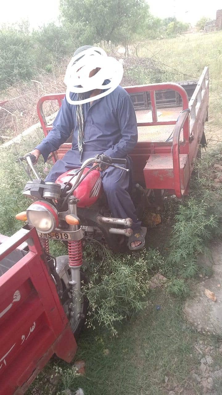 2 loader rickshaw 1