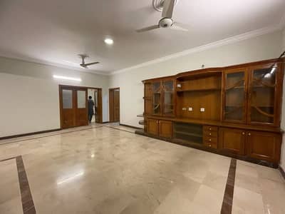 60x90 0ne Kanal Upper Portion With Separate Gate Servant Quarter Available On Rent Located In I-8