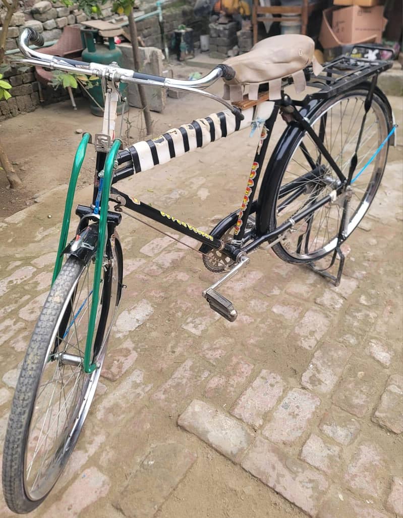 اچھی حالت  میں  20 اینچ  کا مضبوط سائیکل بہت کم چلا ھے 0
