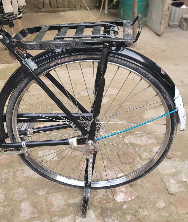 اچھی حالت  میں  20 اینچ  کا مضبوط سائیکل بہت کم چلا ھے 4