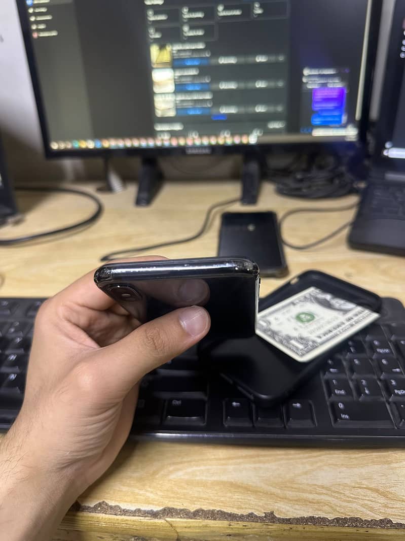 Apple iPhone X 4
