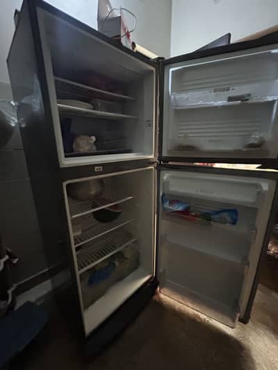 Dawalance medium size fridge for sale