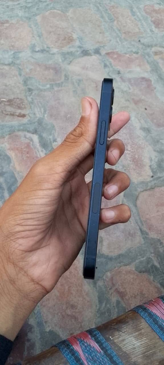 Apple iPhone 12 4
