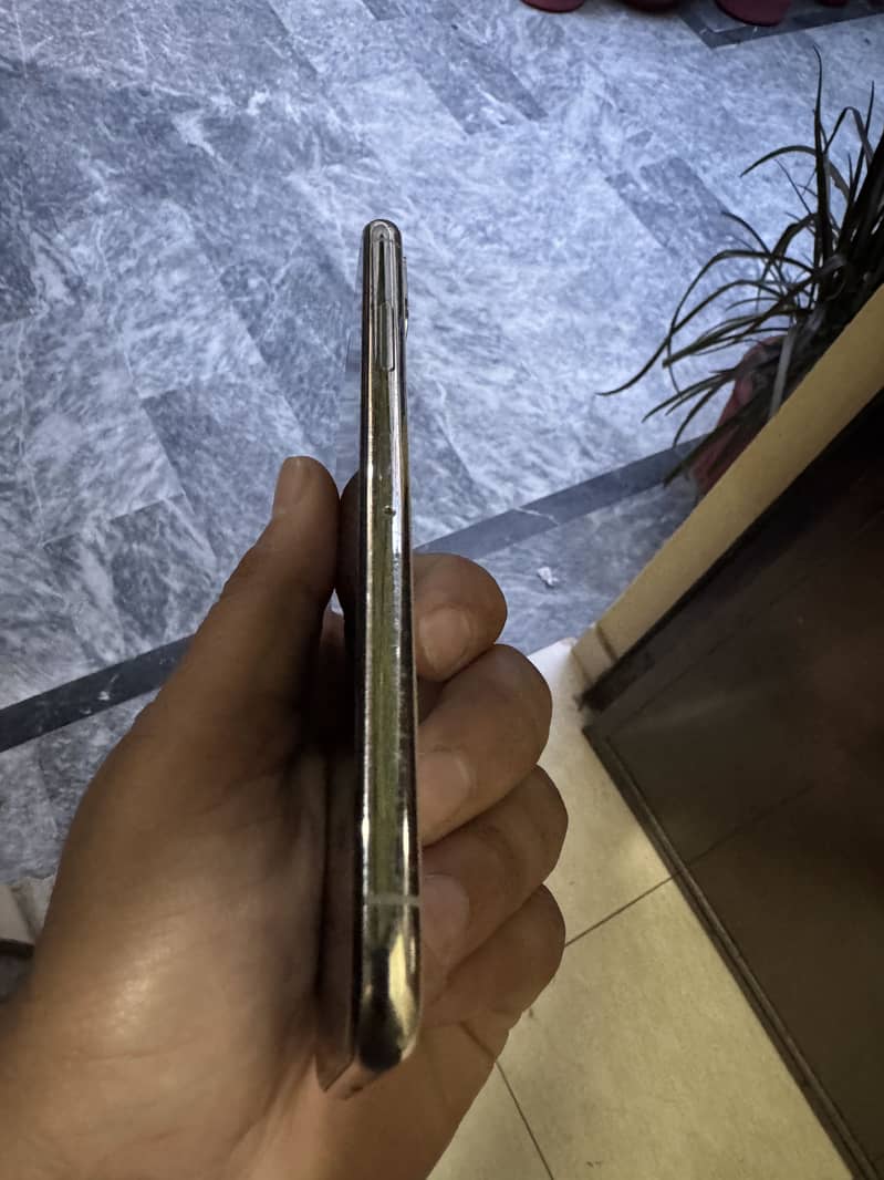 Apple Iphone X 4