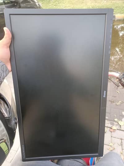 iiyama lcd 24"