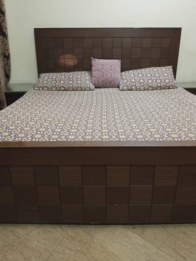 King size bed with mattress, 2 side tables and dressing table
