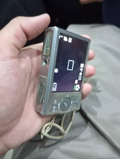 Canon Digital IXUS 90 IS compact camera.