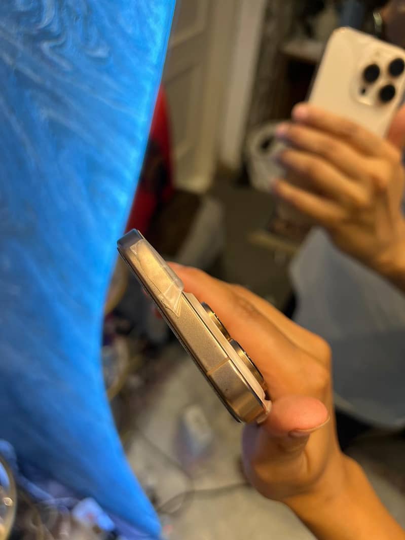 iPhone 16 Pro 4