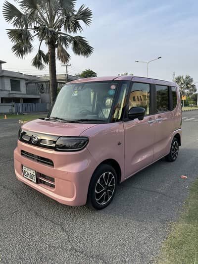 Daihatsu Tanto 2022/25 in mint condition