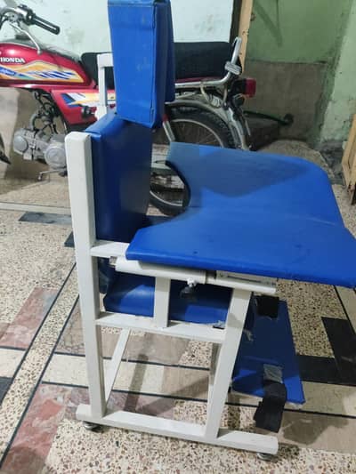 cp chair for sale like new ha Sirf front ka table tota hova ha lshift