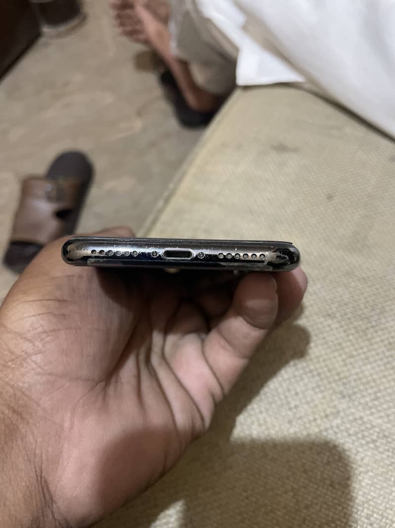 Apple iPhone X 4