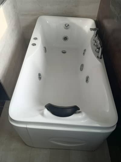 jacuzzi bath tub