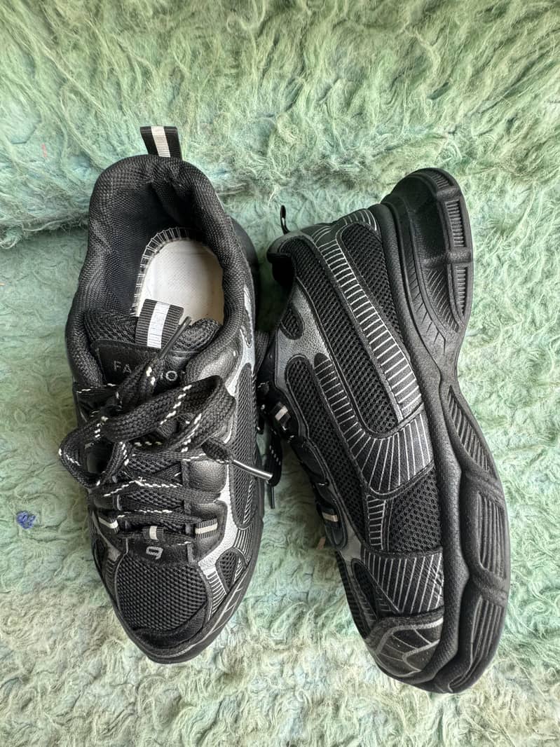 Thrift shoe 11