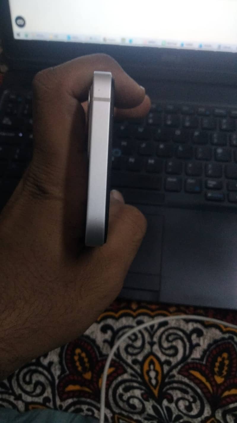 Apple iPhone 12 4