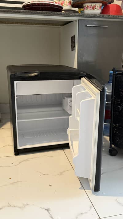 Haeir Mini Fridge hr66b