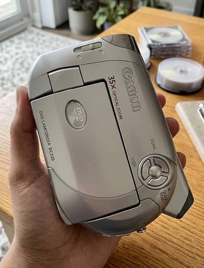 Retro Canon DC220 Mini DVD Camcorder  Vintage – Full Working Set