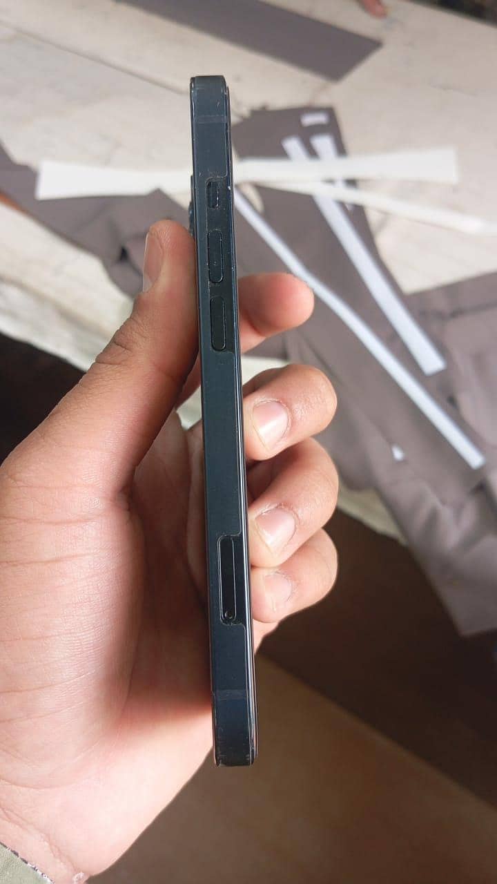 iPhone 13 4